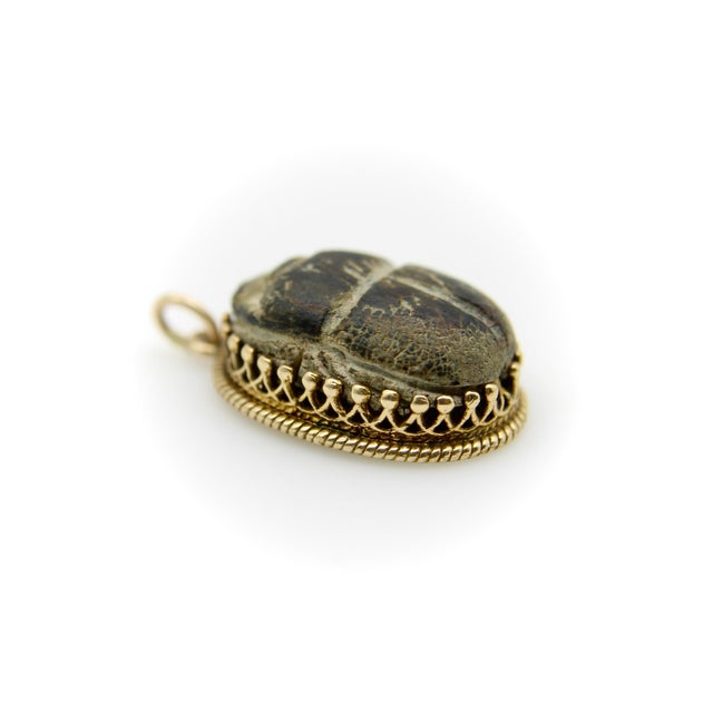 1920s 14k Gold Egyptian Revival Scarab Faience Pendant With Decorative Border For Sale In Los Angeles - Image 6 of 9
