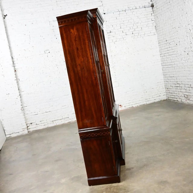 Late 20th Century Chinese Chippendale Henredon Mahogany Finished Breakfront Lighted Display Cabinet For Sale - Image 9 of 12