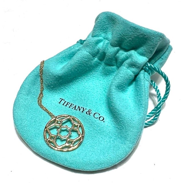 The Tiffany & Co. Picasso 18k Yellow Gold Small Zellige Pendant Necklace is a unique and stylish piece of fine jewelry....