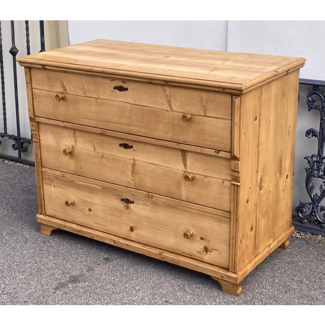 A bullnose ogee crown molding is applied to the top edge of this handsome chest, to form a very attractive step-down....