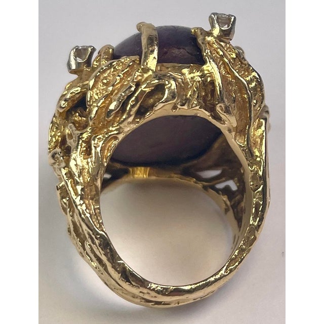 1960s Mid-Century Brutalist-Style Purple Sapphire, 18k Yellow Gold and Diamond Ring, Size 7 - For Sale - Image 5 of 6