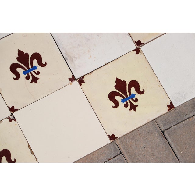 1900s Portuguese Fleur-De-Lis & Plain Antique White Large Antique Tiles Set of 32 For Sale - Image 16 of 18