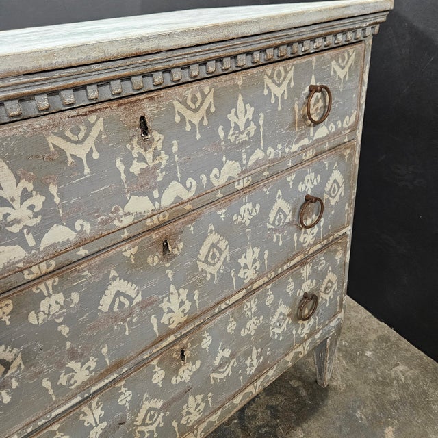 Late 19th Cenutry Grey & White 3 Drawer Italian Style Commode With Dental Molding Accent For Sale - Image 18 of 18