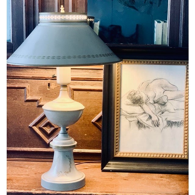 Vintage Early 20th Century Tan and Gold Metal Tole Table Lamp With Matching Shade For Sale - Image 12 of 12