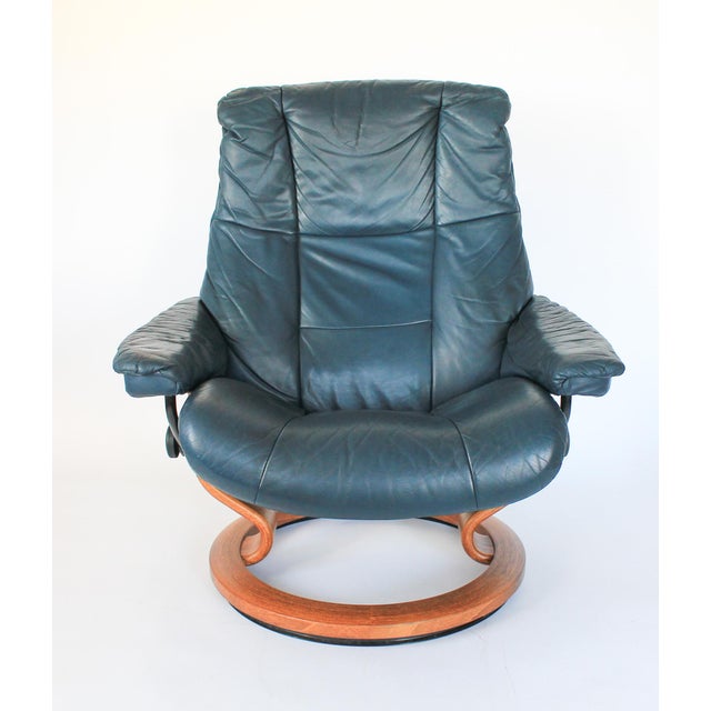 Late 20th Century Vintage Ekornes "Stressless" Navy Blue Leather Reclining Chair & Ottoman For Sale - Image 5 of 12