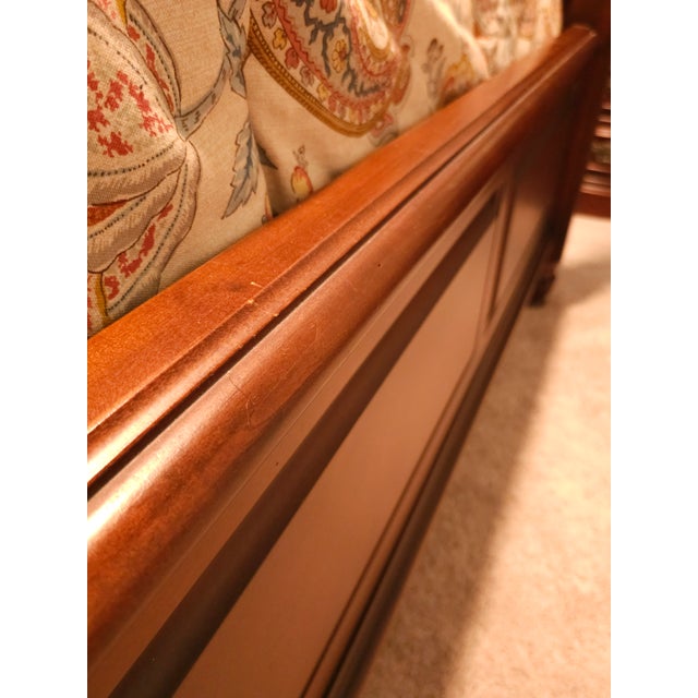 Late 20th Century Pulaski Carved Solid Mahogany Queen Size 5 Piece Bedroom Set For Sale In Houston - Image 6 of 13