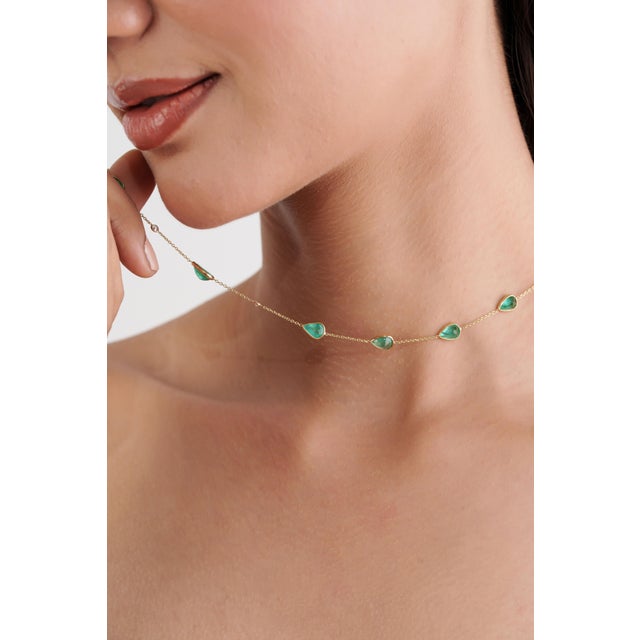 Green 14k Yellow Gold 6.84ct Pear-Cut Natural Emerald Station Necklace With Diamonds For Sale - Image 8 of 18