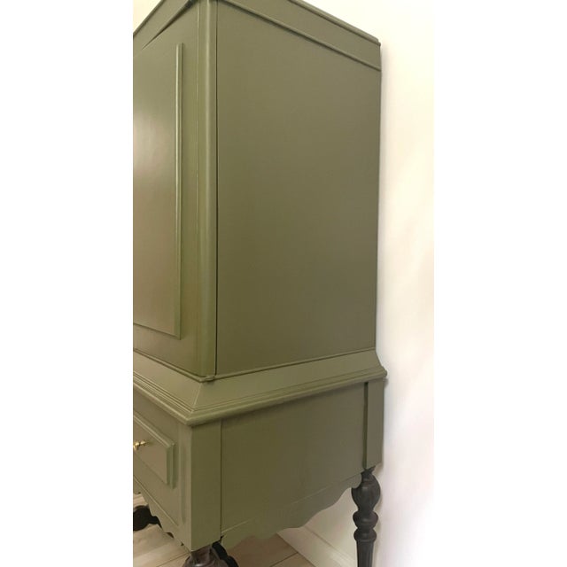 Vintage Display Cabinet With Woven French Panels — 20th Mid-Century For Sale - Image 9 of 10