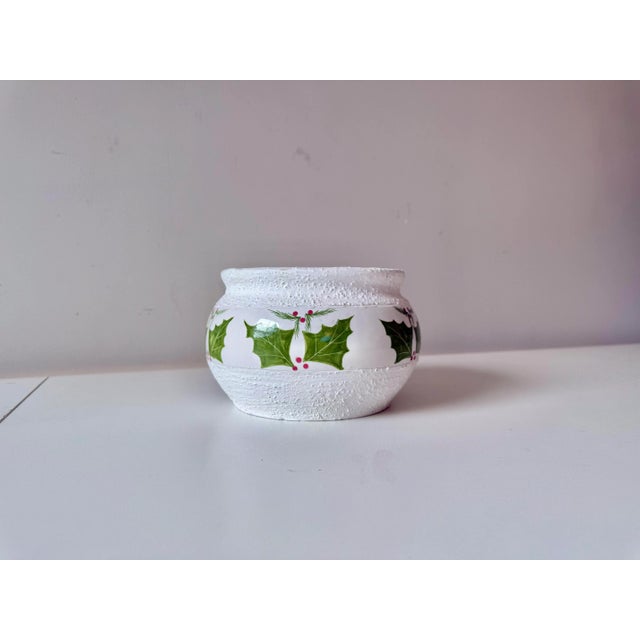 Vintage hand painted textured holly leaf ceramic bowl or planter. This piece is a lovely accent with a mix of gloss...
