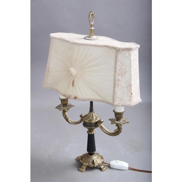 Elegant older brass table lamp in high quality. Made of heavy brass with many beautiful details. Power cord with switch. 2...