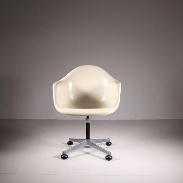 Herman Miller Chair by Charles and Ray Eames for Herman Miller For Sale - Image 4 of 7