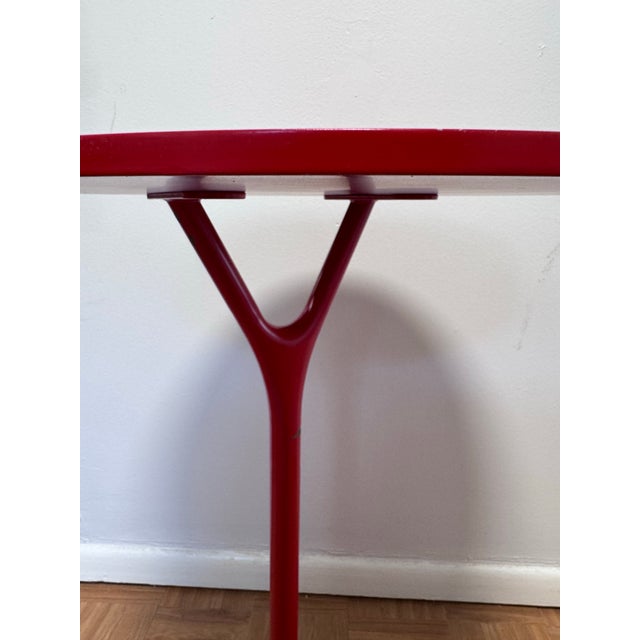 Jasper Morrison Red Powder-Coated Steel Round Side Table, Jasper Morrison Atlas Style, Sculptural Y-Fork Pedestal Base For Sale - Image 4 of 10