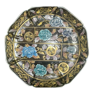 Mid 19th Century Tongzhi Qing Period Chinese Imari Porcelain Charger Plate.