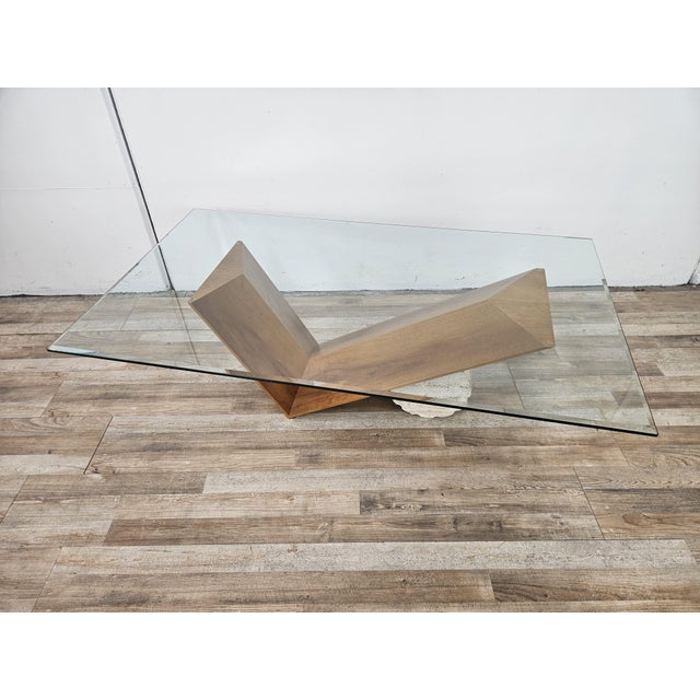 The elegant "Valentino" coffee table by Cattelan Italia features a sculptural design and a strikingly geometric structure....