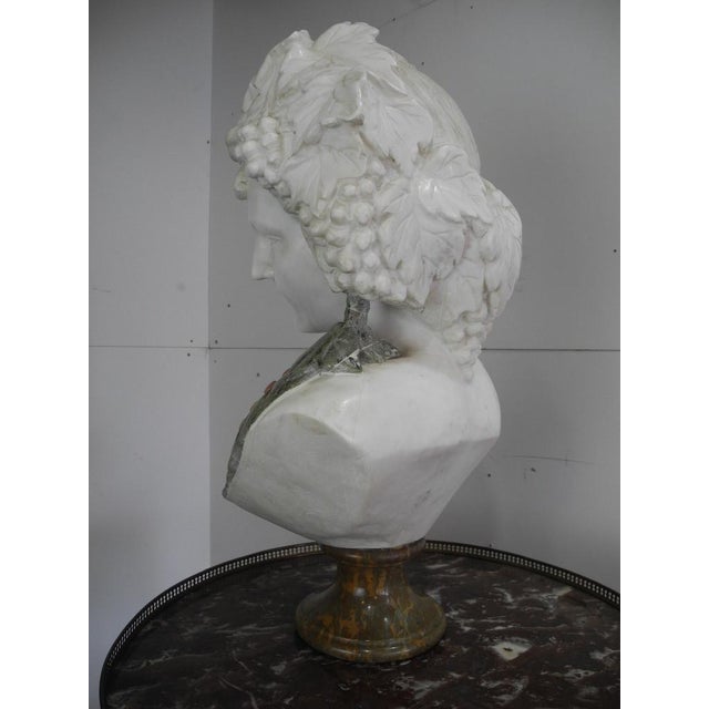 Unknown, Bust of Goddess Ariadne Holding Grapes, Carrara Marble For Sale - Image 10 of 18