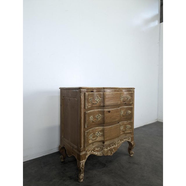 Directoire Style Chest of Drawers in Canted Pine, in Very Good conditions.
