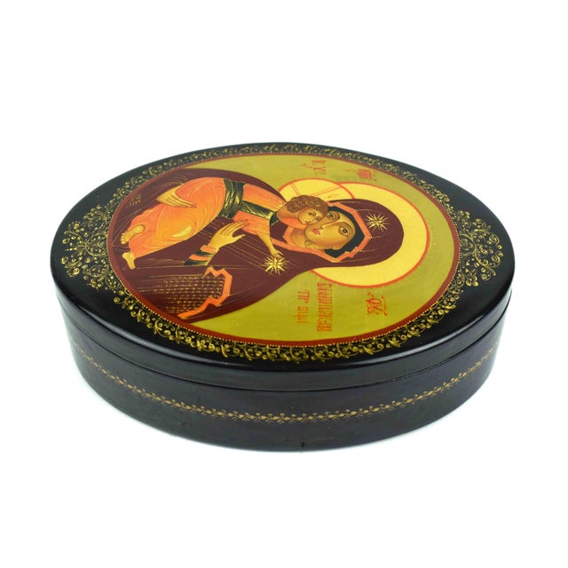 Neoclassical Mid 20th Century Hand-Painted Vladimir Mother of God Iconography Papier-Mâché Lacquer Trinket Box For Sale - Image 3 of 10