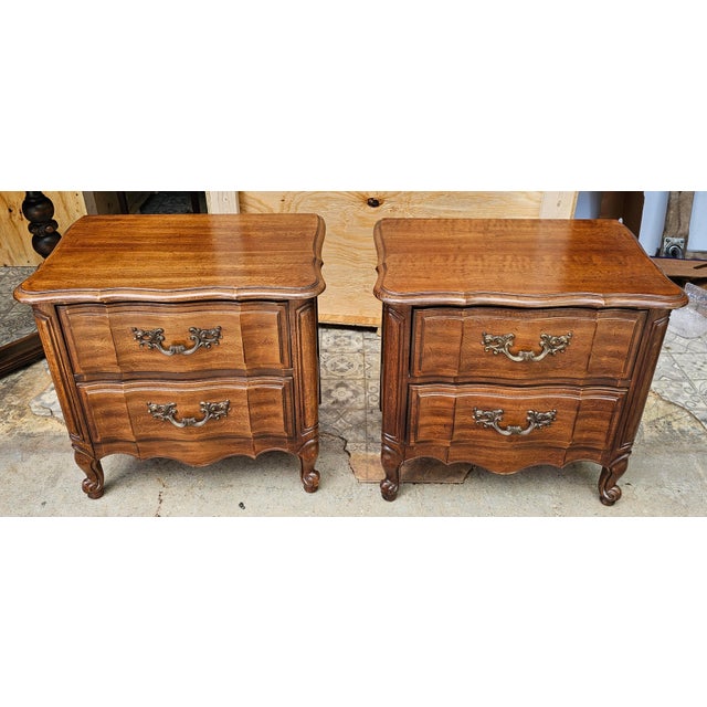 For your consideration here is a Beautiful PThomasville Provincial Style Fruitwood Bedside Chest. Great vintage condition...