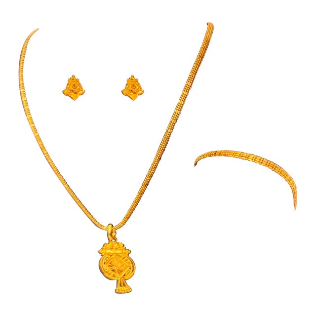 30.8 Gm 22 Karat Yellow Gold Earring , Bracelet & Chain + Pendant Bridal Suite For Sale In New York - Image 6 of 8