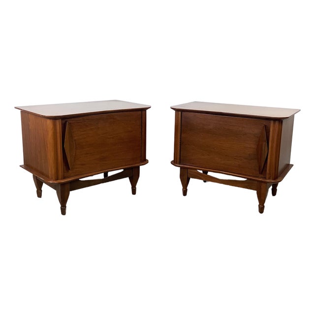 Pair of Vintage Mid-Century Walnut Nightstands With Sculpted Door Pulls For Sale