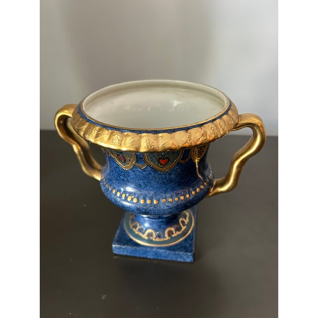 Vintage Cobalt Blue & Gold Gilded Urn Vase – Japan Porcelain, Ornate Handles & Pedestal Base This striking vintage urn-...