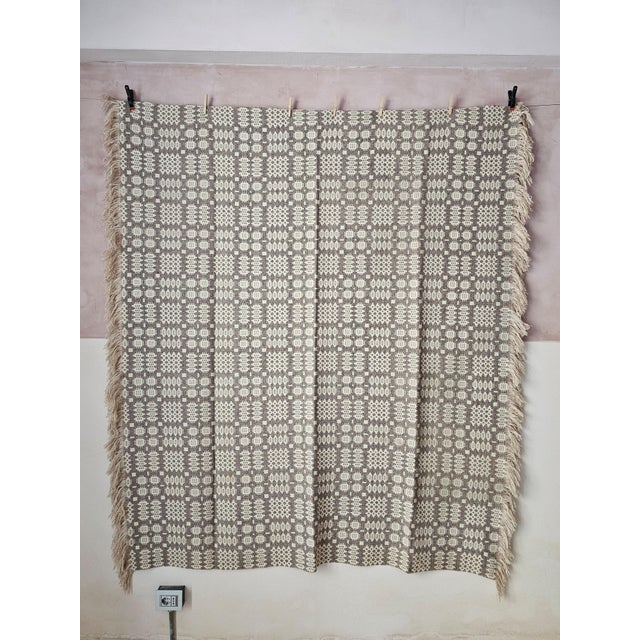 Vintage wool blanket made in Wales with the typical two-tone loom work in beige and ivory tones with a geometric pattern,...