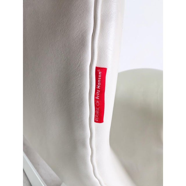 Swan Chair in White Leather by Arne Jacobsen for Fritz Hansen For Sale - Image 11 of 13