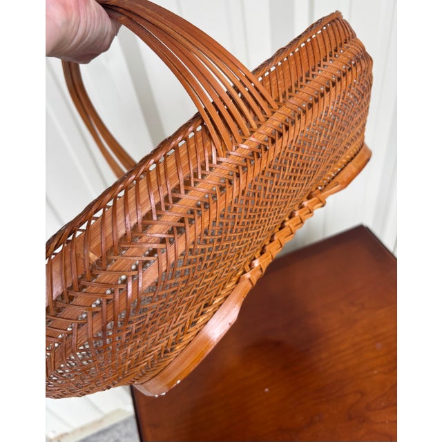 1970s Vintage Hunan Products Handwoven Bamboo Basket With Handle, Made in China, Original Label For Sale - Image 5 of 11