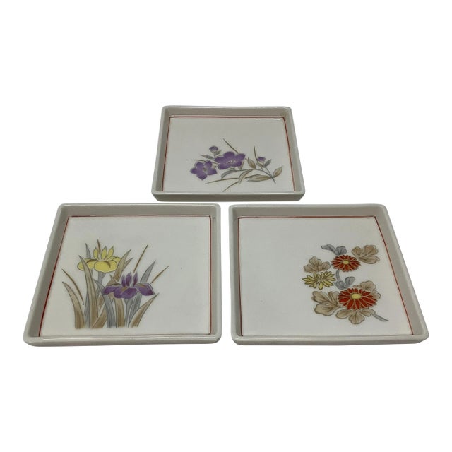 Mid-Century Petite Appetizer Trays With Floral Motif - Set of 3. For Sale