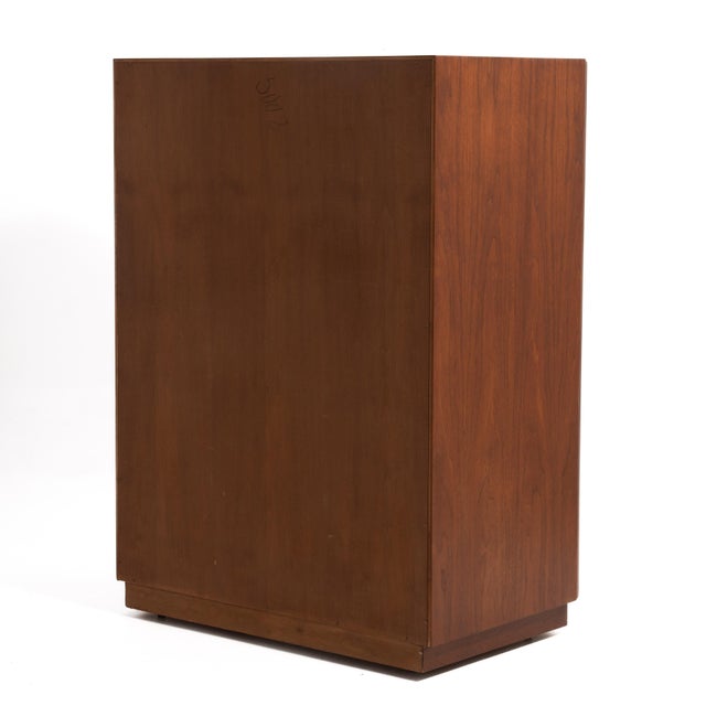 1960s t.h. Robsjohn Gibbings Widdicomb Walnut Spear Handle Five Drawer Chest Dresser For Sale - Image 5 of 18