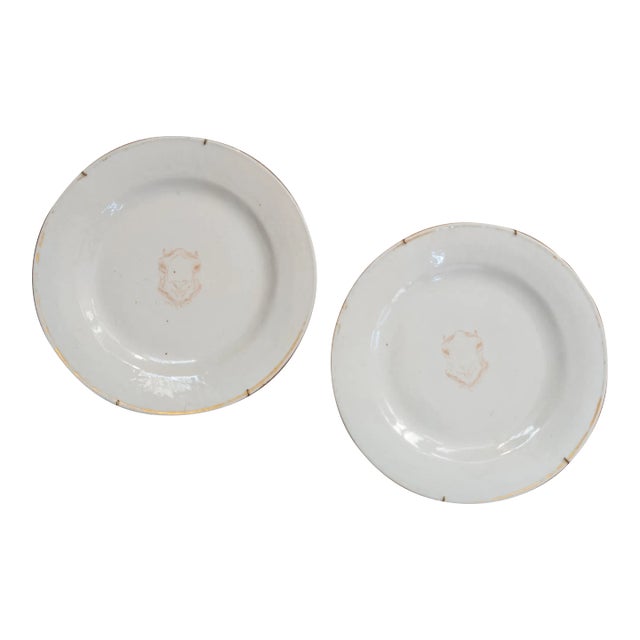 18th Century Pair of Chinese Export Armorial Decorative Rustic Plates For Sale