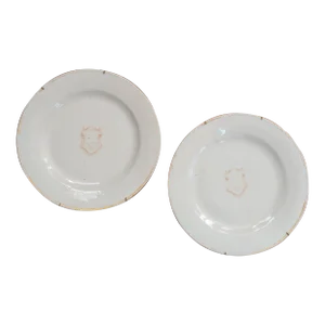 18th Century Pair of Chinese Export Armorial Decorative Rustic Plates