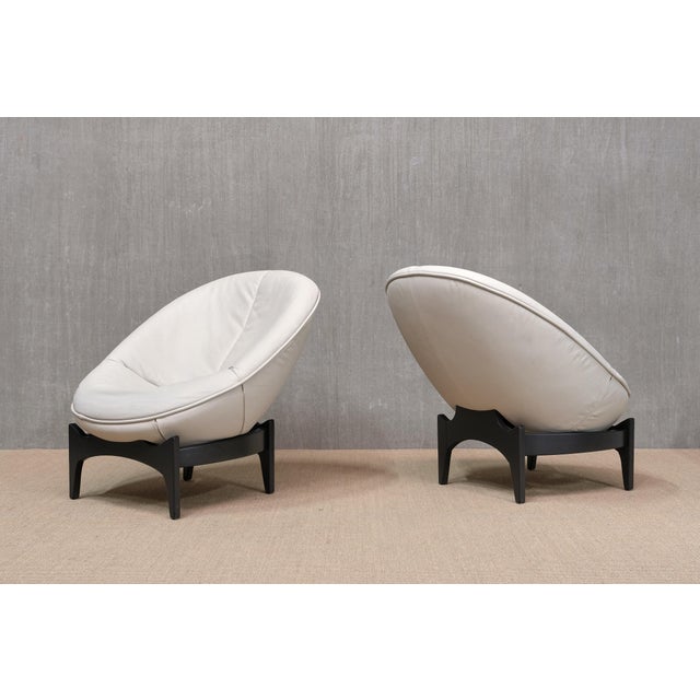 Oval White Leather Armchairs by Emiel Veranneman for de Sede, Switzerland, 1992, Set of 2 For Sale - Image 4 of 16