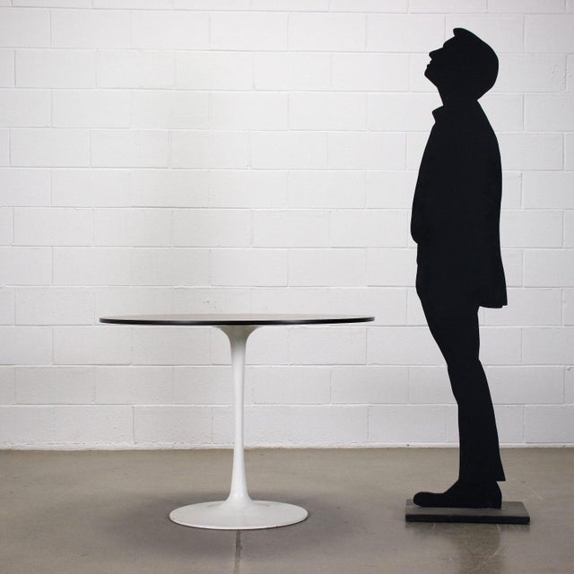 Round table 60-70 years in 'Tulip' style with base in lacquered aluminum and top in rosewood veneer. This piece is...