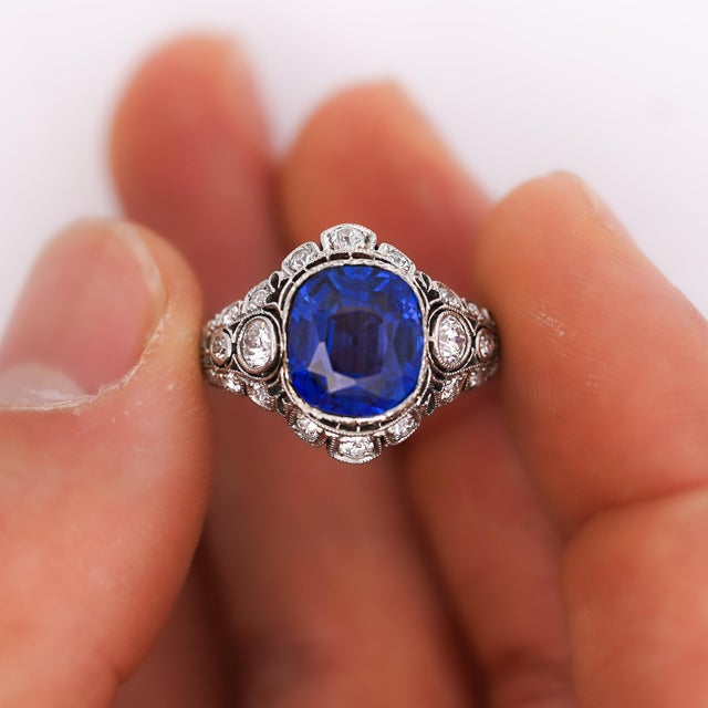 1930s 1930s 4.02 Carat No Heat Ceylon Sapphire in Platinum Art Deco Ring, Size 6 For Sale - Image 5 of 15