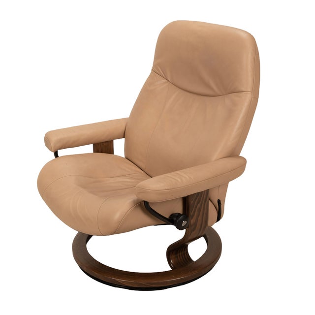 1990s Ekornes Stressless Royal Recliner in Tan Leather W/ Walnut Base - Large Model For Sale - Image 9 of 10