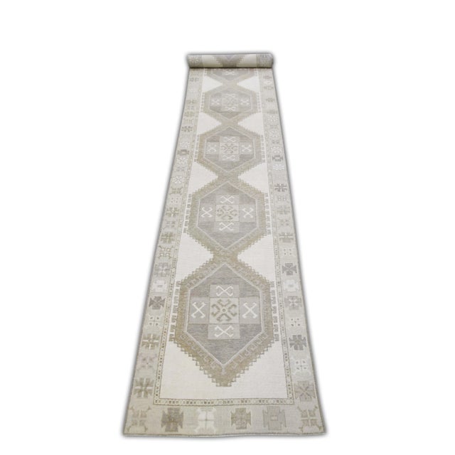 This modern Turkish Oushak rug is a stunning piece of art that has been handwoven using traditional techniques by skilled...