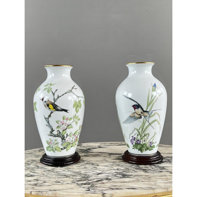 The Meadowland Bird Vases in Porcelain from Franklin, 20th Century, Set of 2 For Sale - Image 6 of 10