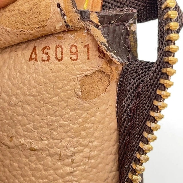 A 1999 Vintage Louis Vuitton Coated Canvas Monogram Pouch For Sale - Image 13 of 16