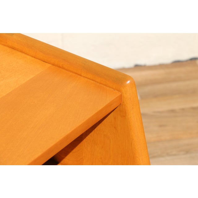 Mid-Century Modern Pair of Maple Nightstands in the Style of Heywood-Wakefield, Circa 1960s For Sale In Los Angeles - Image 6 of 18