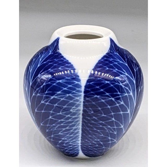 Elegant and collectible, this stunning Lomonosov shamrock bud vase showcases the brand’s signature craftsmanship and...