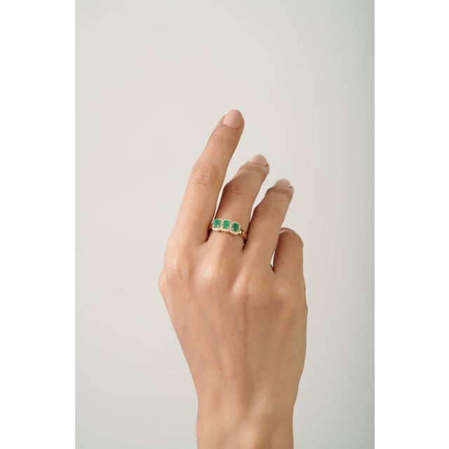 Green 14k Yellow Gold Modern Classic Emerald Diamond Three Stone Ring Size 4 For Sale - Image 8 of 16