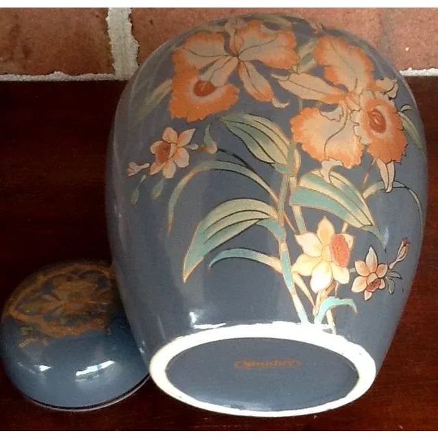 Mid 20th Century Glossy Gray & Peach Orchid Motif Ginger Jar For Sale - Image 5 of 7