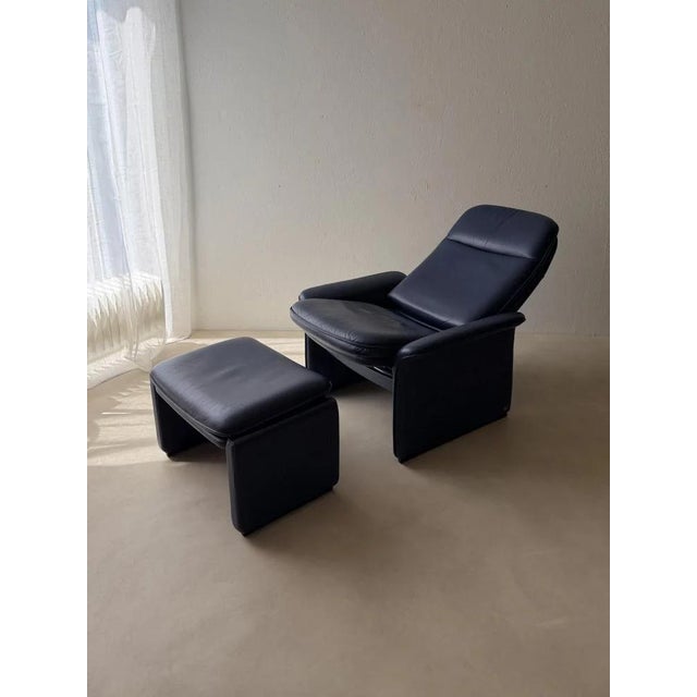 Set of DS 50 Lounge Chair with Ottoman in Dark Blue Leather from de Sede For Sale - Image 3 of 18