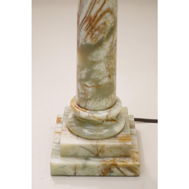 1930s Pair Neo Classic Hollywood Regency Modern Green & Rust Onyx Marble Tuscan Style Column Table Lamps - a Pair For Sale - Image 5 of 10