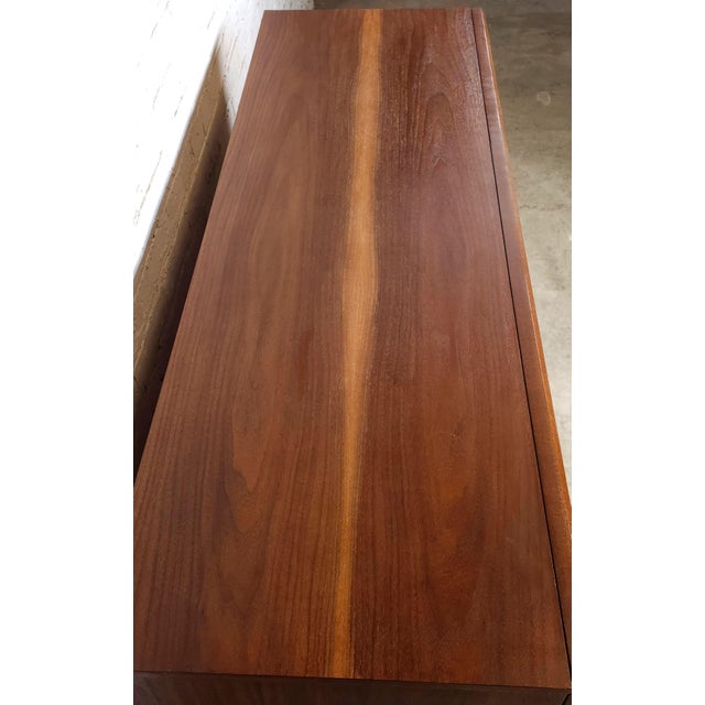 1960s Slick Restored Mid Century Modern Credenza Walnut United Furniture, Attributed For Sale - Image 10 of 13