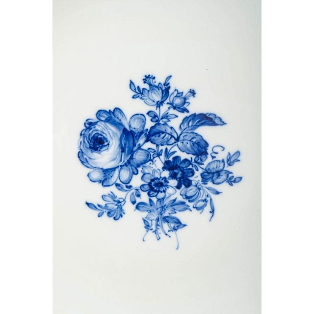 Meissen, plate, “Blaue Blume” pattern with insects. Plate from Meissen in the “Blaue Blume” pattern, decorated with blue...