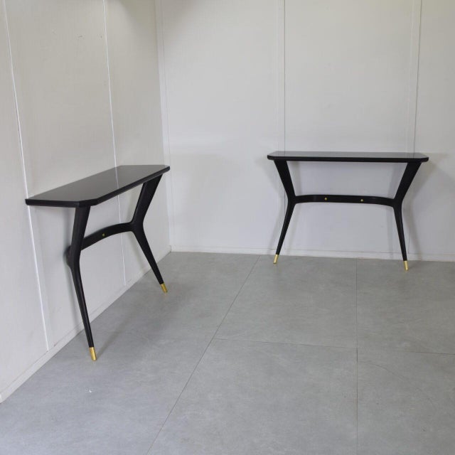 1950s Console Tables in Black Lacquered Walnut with Brass Details and Glass Top attributed to Ico Parisi, 1950s, Set of 2 For Sale - Image 5 of 7