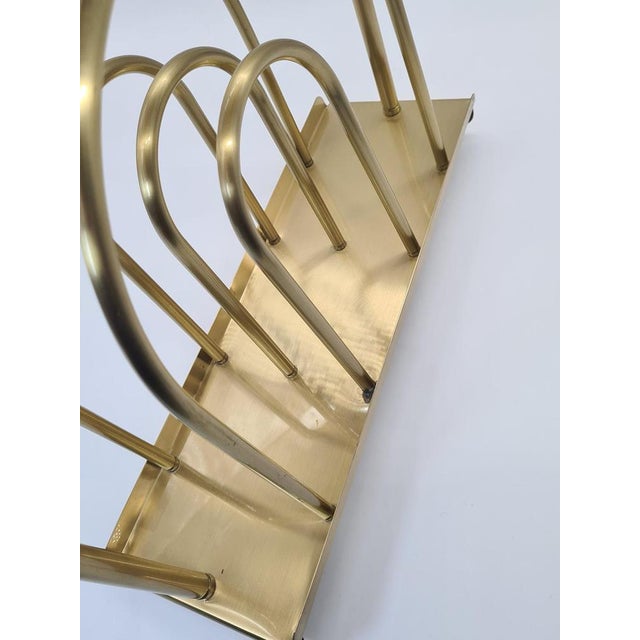 Gold Hollywood Regency-Style Newspaper Rack in Brass-Plated Metal, 1970s For Sale - Image 8 of 10