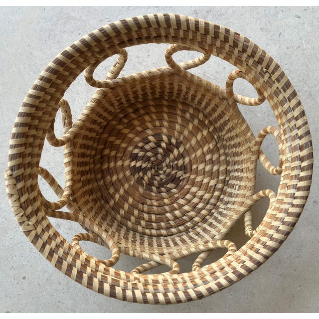 Late 20th-Century Sweetgrass Gullah-Style O-Looped Cachepot Basket For Sale - Image 16 of 18